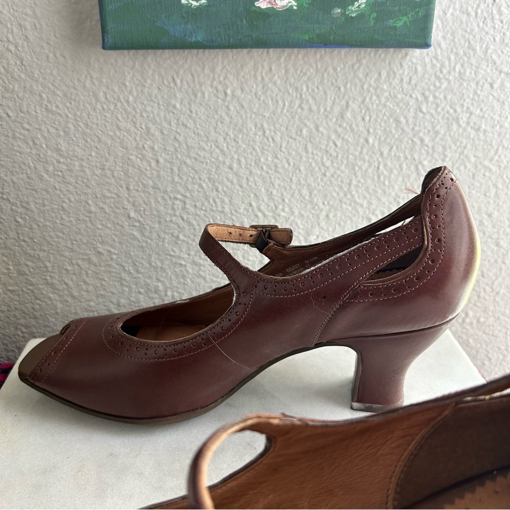 Clark’s Artisan victorian academia brown leather peep toe pumps - Picture 8 of 10